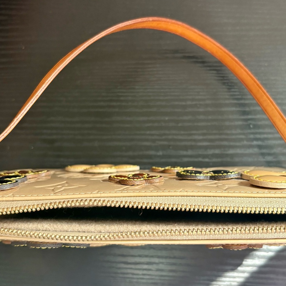 Louis Vuitton Limited Edition Beige Vernis Lexington Fleurs Accessories Pochette - Picture 5 of 9